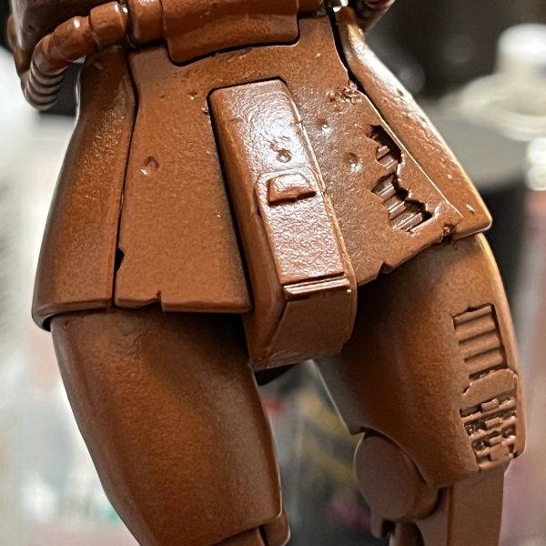 ダメージ痕を加工しサフ吹いた後は、上から基本色を薄く塗装して行けば、なんとなく朽ちた感じにはなりそうです。しかし、塗装する前に地面に半分埋めないと…ですね😅（4枚目）