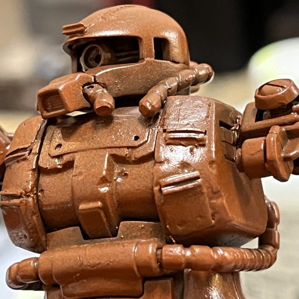 ダメージ痕を加工しサフ吹いた後は、上から基本色を薄く塗装して行けば、なんとなく朽ちた感じにはなりそうです。しかし、塗装する前に地面に半分埋めないと…ですね😅（2枚目）