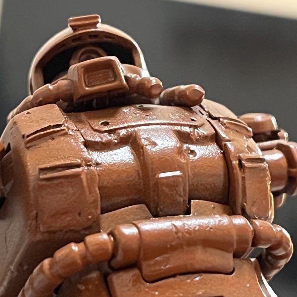 ダメージ痕を加工しサフ吹いた後は、上から基本色を薄く塗装して行けば、なんとなく朽ちた感じにはなりそうです。しかし、塗装する前に地面に半分埋めないと…ですね😅（3枚目）