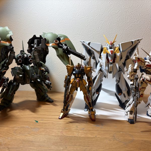 いやぁー待ちに待ちましたね、閃光のハサウェイ第二章キルケーの魔女。本当に面白かった、あんなの見たらΞ買わないわけない。けど近年のガンプラ品薄は尋常じゃないのでしばらく買えないと思ってたんすよ。ヨドバシいったらめちゃくちゃ売ってて。僕は肉欲も物欲も断ち切れない人間のようで気付けばΞの箱を持って帰りの電車に乗っていたんですね〜(((早くこの物欲と金欠から離脱しないと....)))というわけで積みプラは数あるわけですが今回ばかりはΞを先に組みます。ガッツリ改修してね。というわけで長くなりそうですがまたお付き合い頂きたく存じます。よろしくお願いします〜。つかクスィーデカすぎな、この前作ったクシャトリヤと並べてこのサイズ(?)、百式が腰の高さ(((???)))(2枚目)