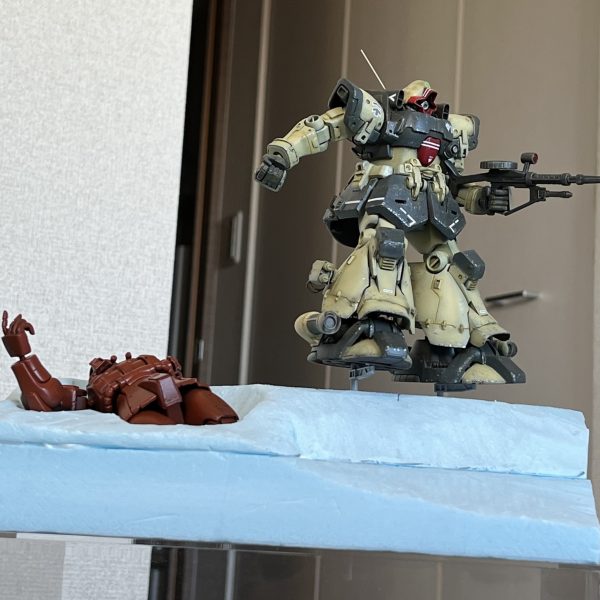 ホバーリングの「浮遊感」を演出する為に着脱式の差し込みプラグを作ってみました。差し込みプラグを足裏から取り外す事も出来ます。ジオラマに埋め込んだプラパイプにプラグを差し込みます。プラグの立ち上がり部はコットンで文字通り煙に巻いてしまおうかと…😅。仕上がりは多分地面から足が浮いている様に見えるはず…です😆。（3枚目）