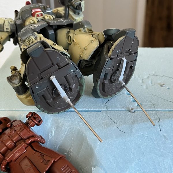 ホバーリングの「浮遊感」を演出する為に着脱式の差し込みプラグを作ってみました。差し込みプラグを足裏から取り外す事も出来ます。ジオラマに埋め込んだプラパイプにプラグを差し込みます。プラグの立ち上がり部はコットンで文字通り煙に巻いてしまおうかと…😅。仕上がりは多分地面から足が浮いている様に見えるはず…です😆。（4枚目）