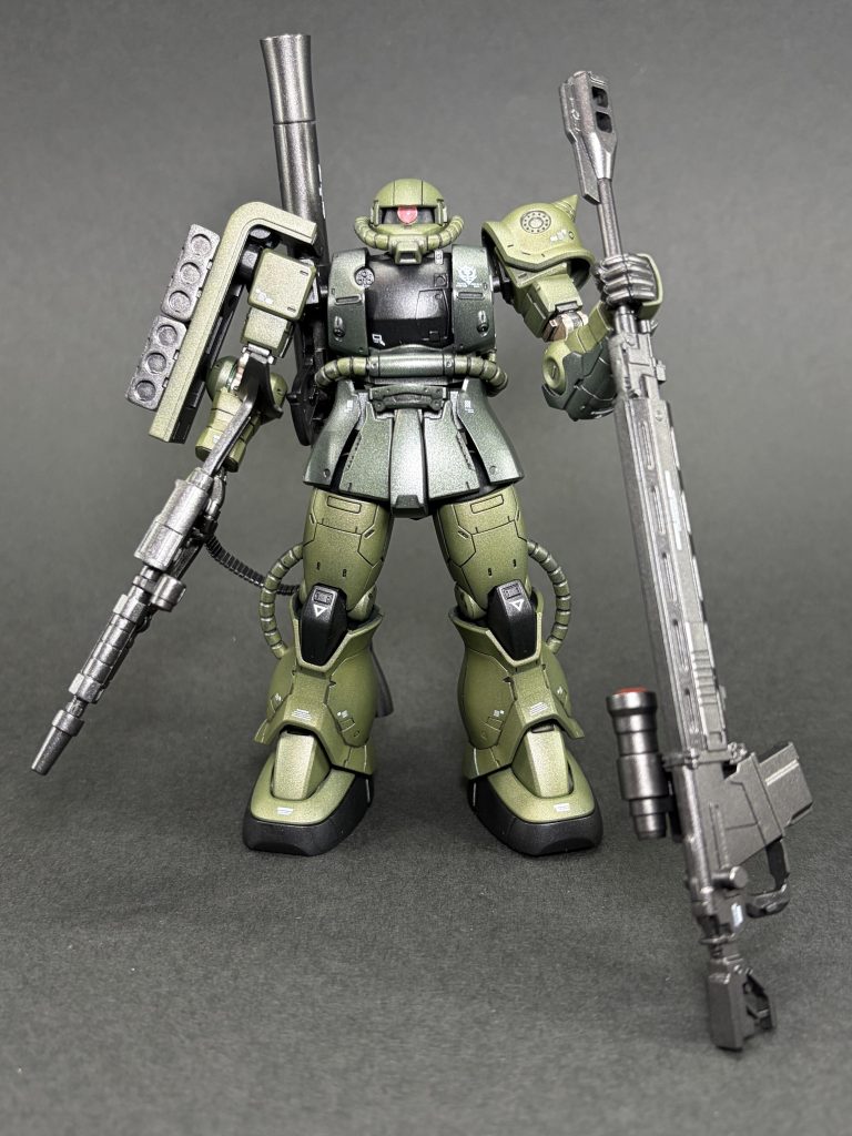 このザクもメタリックづくしで塗装しました。胴体と手足のグリーンを２色作って、適当にシルバーを混ぜました。ちょっと薄いほうのグリーンが抹茶みたいになってしまいましたが🍵