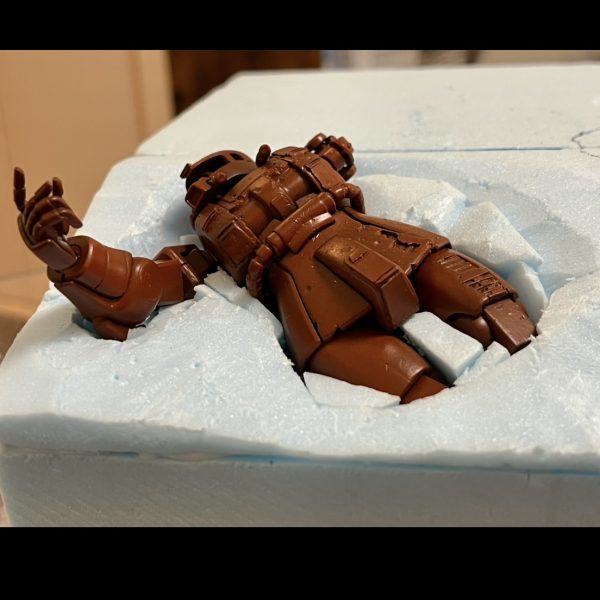 ザクと掘り込みの隙間をスタイロフォームの切れ端で埋めました。切れ端の隙間に木工ボンドを流し込んだら、その上からいよいよ壁補修材を塗り込みベースの下地を作って行きます。（2枚目）