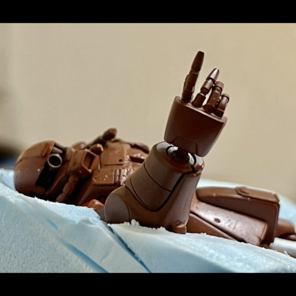 ザクと掘り込みの隙間をスタイロフォームの切れ端で埋めました。切れ端の隙間に木工ボンドを流し込んだら、その上からいよいよ壁補修材を塗り込みベースの下地を作って行きます。（5枚目）