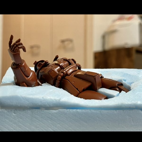 ザクと掘り込みの隙間をスタイロフォームの切れ端で埋めました。切れ端の隙間に木工ボンドを流し込んだら、その上からいよいよ壁補修材を塗り込みベースの下地を作って行きます。（6枚目）