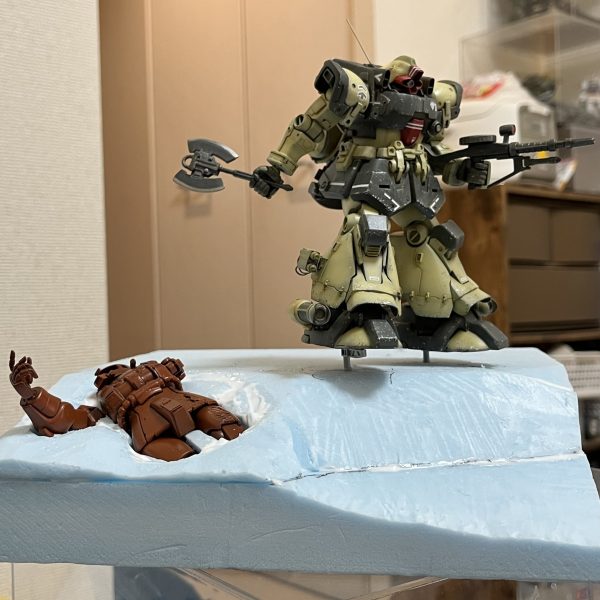 砂煙を超ーリアルに仕上げる事が出来たら、超ーカッコいいジオラマになりそうです😆砂煙を巻き上げ砂丘をジャンプする寸前のトローペン！うんうん、浮いてます！飛んでます！朽ちたザクも良いアクセントになりそうです。願わくばザクの手前にラクダのキャラバン隊を横切らせたい😆ラクダ🐪〜どこ〜！（6枚目）