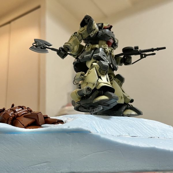 砂煙を超ーリアルに仕上げる事が出来たら、超ーカッコいいジオラマになりそうです😆砂煙を巻き上げ砂丘をジャンプする寸前のトローペン！うんうん、浮いてます！飛んでます！朽ちたザクも良いアクセントになりそうです。願わくばザクの手前にラクダのキャラバン隊を横切らせたい😆ラクダ🐪〜どこ〜！（4枚目）