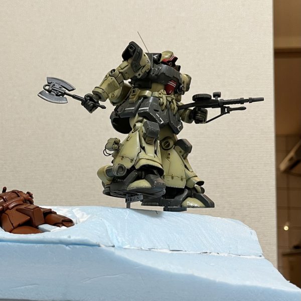 砂煙を超ーリアルに仕上げる事が出来たら、超ーカッコいいジオラマになりそうです😆砂煙を巻き上げ砂丘をジャンプする寸前のトローペン！うんうん、浮いてます！飛んでます！朽ちたザクも良いアクセントになりそうです。願わくばザクの手前にラクダのキャラバン隊を横切らせたい😆ラクダ🐪〜どこ〜！（2枚目）