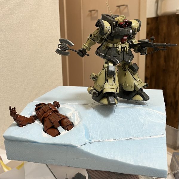 砂煙を超ーリアルに仕上げる事が出来たら、超ーカッコいいジオラマになりそうです😆砂煙を巻き上げ砂丘をジャンプする寸前のトローペン！うんうん、浮いてます！飛んでます！朽ちたザクも良いアクセントになりそうです。願わくばザクの手前にラクダのキャラバン隊を横切らせたい😆ラクダ🐪〜どこ〜！（7枚目）