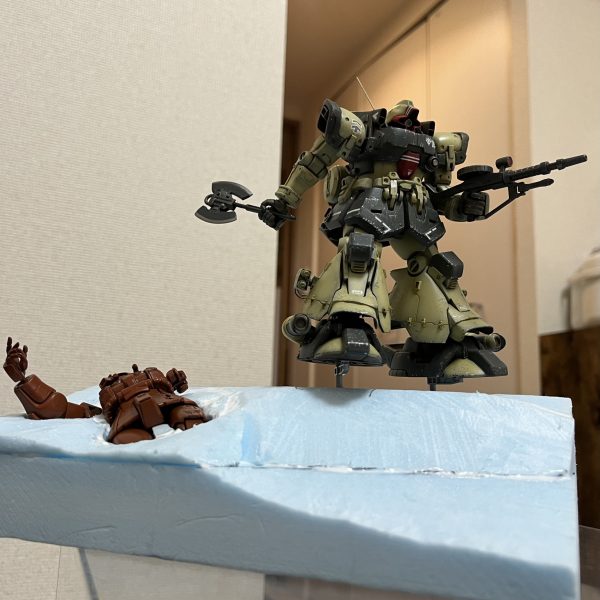 砂煙を超ーリアルに仕上げる事が出来たら、超ーカッコいいジオラマになりそうです😆砂煙を巻き上げ砂丘をジャンプする寸前のトローペン！うんうん、浮いてます！飛んでます！朽ちたザクも良いアクセントになりそうです。願わくばザクの手前にラクダのキャラバン隊を横切らせたい😆ラクダ🐪〜どこ〜！（5枚目）