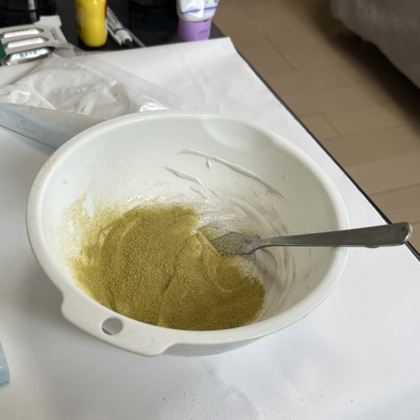 ベースの作成です。今回は砂漠なので骨材を極力きめ細かくする為スポンジを粉状にしたパウダーのみ石膏に混ぜて表面に塗りました。スタイロの表面に木工ボンドを塗布し乾燥ギリギリのタイミングで塗り込んでます。バターナイフで左官よろしく塗り込んだあとコーヒースプーンに水を入れた状態でスプーンの腹を地面に当てて表面を砂丘の様に滑らかな仕上げました。そのあと乾かない内にスポンジパウダーを更に振り掛けてます。（3枚目）