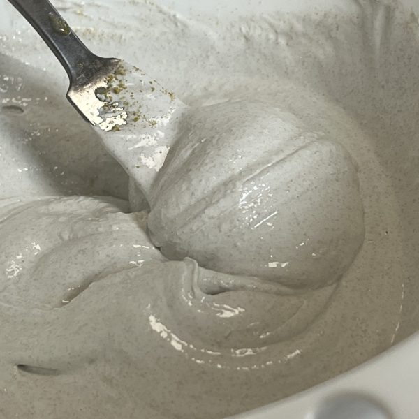 ベースの作成です。今回は砂漠なので骨材を極力きめ細かくする為スポンジを粉状にしたパウダーのみ石膏に混ぜて表面に塗りました。スタイロの表面に木工ボンドを塗布し乾燥ギリギリのタイミングで塗り込んでます。バターナイフで左官よろしく塗り込んだあとコーヒースプーンに水を入れた状態でスプーンの腹を地面に当てて表面を砂丘の様に滑らかな仕上げました。そのあと乾かない内にスポンジパウダーを更に振り掛けてます。（4枚目）