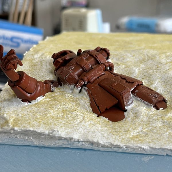 ベースの作成です。今回は砂漠なので骨材を極力きめ細かくする為スポンジを粉状にしたパウダーのみ石膏に混ぜて表面に塗りました。スタイロの表面に木工ボンドを塗布し乾燥ギリギリのタイミングで塗り込んでます。バターナイフで左官よろしく塗り込んだあとコーヒースプーンに水を入れた状態でスプーンの腹を地面に当てて表面を砂丘の様に滑らかな仕上げました。そのあと乾かない内にスポンジパウダーを更に振り掛けてます。（6枚目）