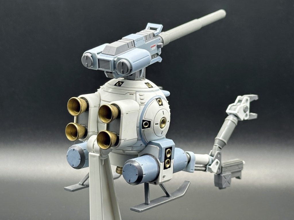 サンダーボルト版らしいゴールドのスラスターノズル。