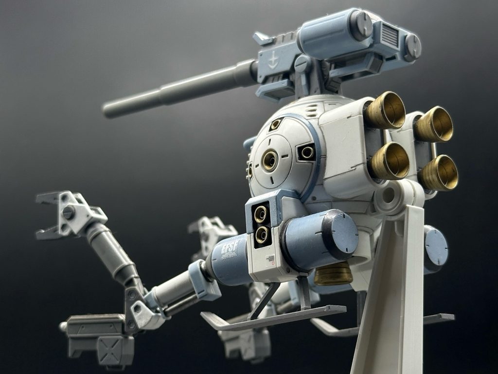 主砲の低反動キャノンはオリジナルよりだいぶゴツめのデザイン。