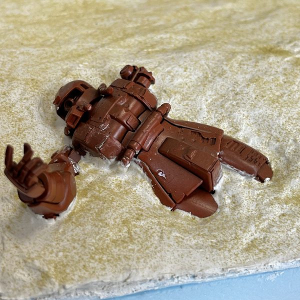 ベースの作成です。今回は砂漠なので骨材を極力きめ細かくする為スポンジを粉状にしたパウダーのみ石膏に混ぜて表面に塗りました。スタイロの表面に木工ボンドを塗布し乾燥ギリギリのタイミングで塗り込んでます。バターナイフで左官よろしく塗り込んだあとコーヒースプーンに水を入れた状態でスプーンの腹を地面に当てて表面を砂丘の様に滑らかな仕上げました。そのあと乾かない内にスポンジパウダーを更に振り掛けてます。（7枚目）