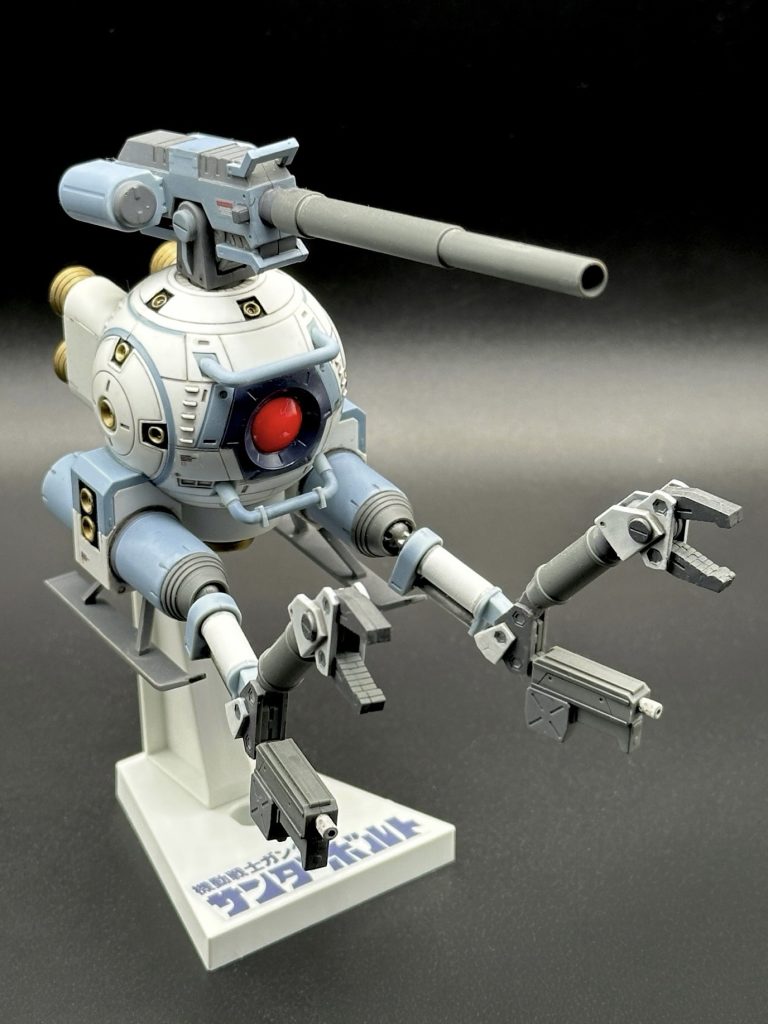 アームの基部はボールジョイント、先端のクローは固定のため非可動です。