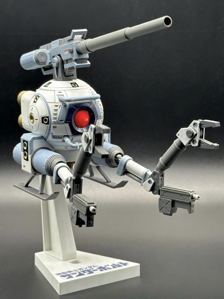 残念ながらコクピットのキャノピーはクリアパーツではないので、蛍光レッドで塗装した上からクリアレジンで固めてそれっぽく仕上げました。