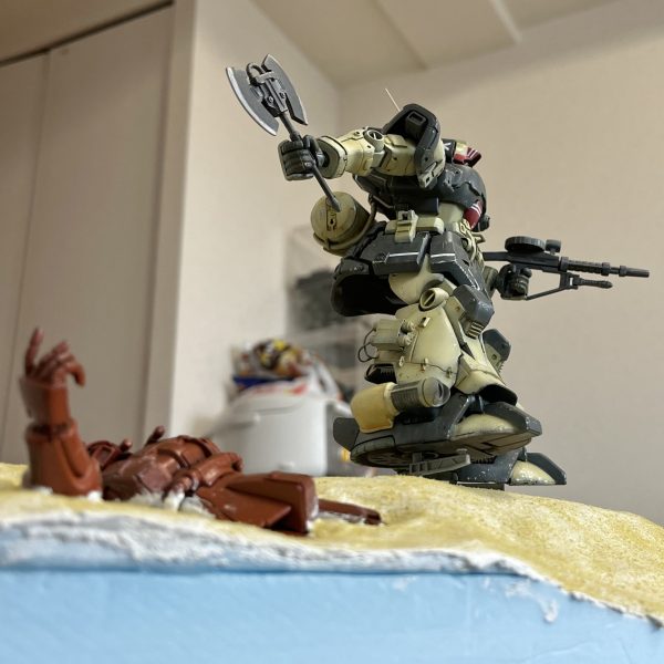 ドムトローペンを配置した状態です。背後の空けておいたスペースにコットンで砂煙を巻き上げます。足裏が地面から浮いた状態になっているので足元の砂の巻き上げ表現もリアルに表現出来そうです。砂の色はサハラ砂漠の様なピンク掛かった感じにしようと思います。写真の様なラクダのキャラバンをザクの手前に配置すると臨場感が出てくるのですが1/150のラクダが市販されて無さそうですね。やろうとしたら馬とかを使って改造するしか無さそです😅（2枚目）