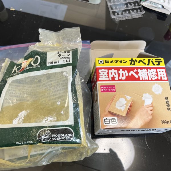 ベースの作成です。今回は砂漠なので骨材を極力きめ細かくする為スポンジを粉状にしたパウダーのみ石膏に混ぜて表面に塗りました。スタイロの表面に木工ボンドを塗布し乾燥ギリギリのタイミングで塗り込んでます。バターナイフで左官よろしく塗り込んだあとコーヒースプーンに水を入れた状態でスプーンの腹を地面に当てて表面を砂丘の様に滑らかな仕上げました。そのあと乾かない内にスポンジパウダーを更に振り掛けてます。（2枚目）