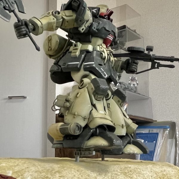 ドムトローペンを配置した状態です。背後の空けておいたスペースにコットンで砂煙を巻き上げます。足裏が地面から浮いた状態になっているので足元の砂の巻き上げ表現もリアルに表現出来そうです。砂の色はサハラ砂漠の様なピンク掛かった感じにしようと思います。写真の様なラクダのキャラバンをザクの手前に配置すると臨場感が出てくるのですが1/150のラクダが市販されて無さそうですね。やろうとしたら馬とかを使って改造するしか無さそです😅（4枚目）