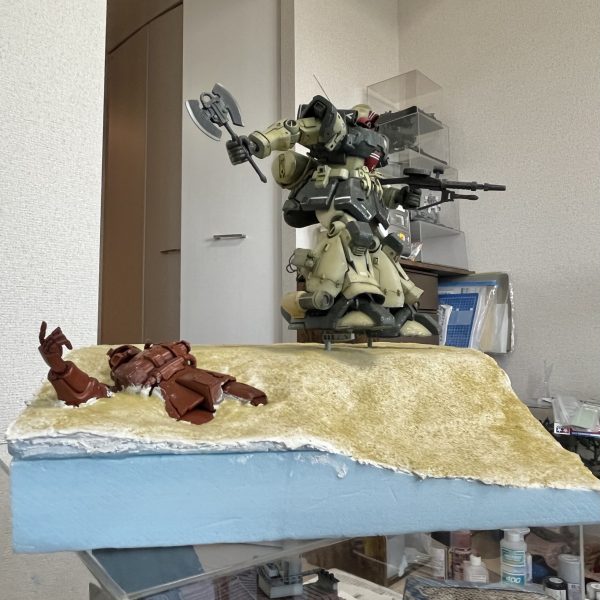 ドムトローペンを配置した状態です。背後の空けておいたスペースにコットンで砂煙を巻き上げます。足裏が地面から浮いた状態になっているので足元の砂の巻き上げ表現もリアルに表現出来そうです。砂の色はサハラ砂漠の様なピンク掛かった感じにしようと思います。写真の様なラクダのキャラバンをザクの手前に配置すると臨場感が出てくるのですが1/150のラクダが市販されて無さそうですね。やろうとしたら馬とかを使って改造するしか無さそです😅（3枚目）