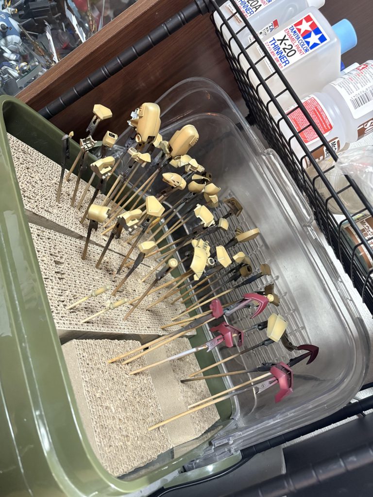 適当に筋彫りの追加をしたり、切ったり、貼ったりして塗装です…