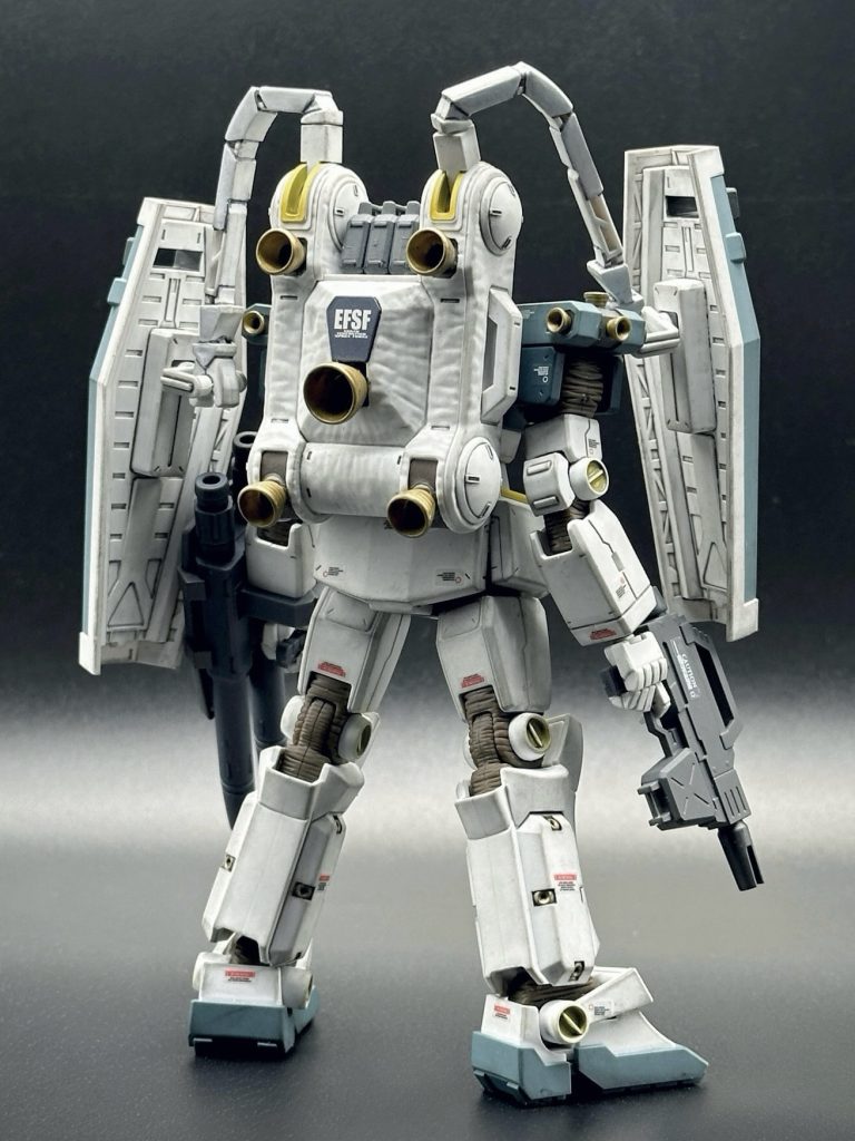 背面は宇宙服っぽいデザイン。サブアームの裏側だけにある肉抜きは今回の再撮影にあたり塞ぎました。