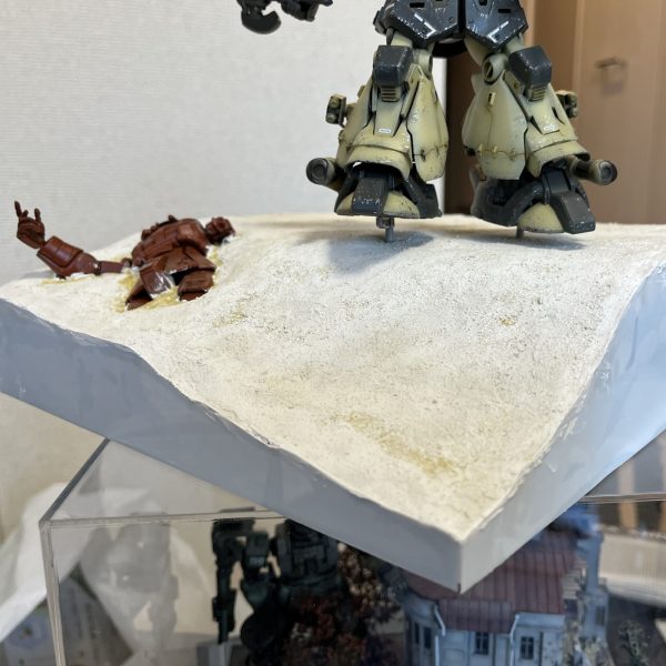 ジオラマベースの作成です。側面の露出したスタイロフォームに0.3ミリのプラ板で化粧回を施します。スタイロフォームに木工ボンドを塗ったらその上に幅だけ合わせた高さは大雑把な長方形にカットしたプラ板を貼り付けます（2枚目）。乾燥後にハサミでベースの地面ラインに合わせて切り取ります（3〜5枚目）。使用したハサミはキッチンハサミと爪切りハサミ（7枚目）。その後、プラ板とスタイロの隙間に再度パウダーを混入した石膏を塗り込み、乾燥によりヒビが入った地面表面にも同じくパウダーを混入した石膏を指先で塗り込みます。私のジオラマ作りのいつもの作り方になります。（5枚目）