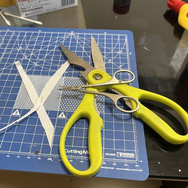 ジオラマベースの作成です。側面の露出したスタイロフォームに0.3ミリのプラ板で化粧回を施します。スタイロフォームに木工ボンドを塗ったらその上に幅だけ合わせた高さは大雑把な長方形にカットしたプラ板を貼り付けます（2枚目）。乾燥後にハサミでベースの地面ラインに合わせて切り取ります（3〜5枚目）。使用したハサミはキッチンハサミと爪切りハサミ（7枚目）。その後、プラ板とスタイロの隙間に再度パウダーを混入した石膏を塗り込み、乾燥によりヒビが入った地面表面にも同じくパウダーを混入した石膏を指先で塗り込みます。私のジオラマ作りのいつもの作り方になります。（7枚目）