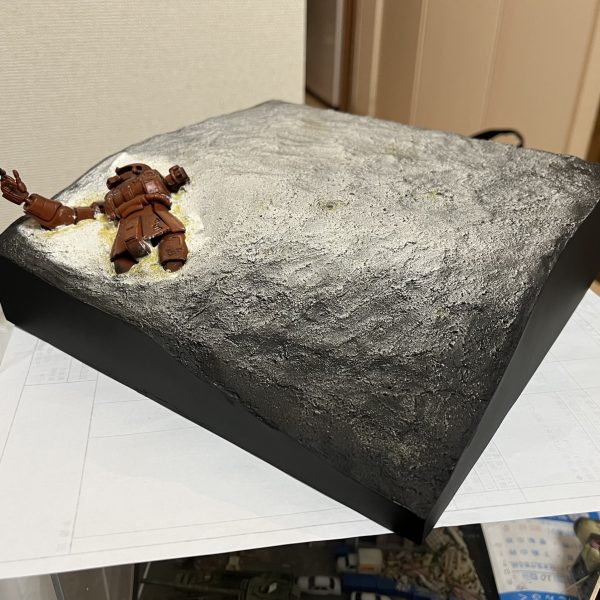 ジオラマの化粧回しが終わり、その上からマスキングテープを貼ったら地面とザクの塗装です。（4枚目）