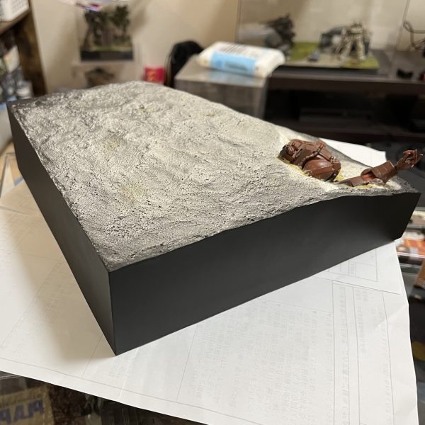 ジオラマの化粧回しが終わり、その上からマスキングテープを貼ったら地面とザクの塗装です。（2枚目）