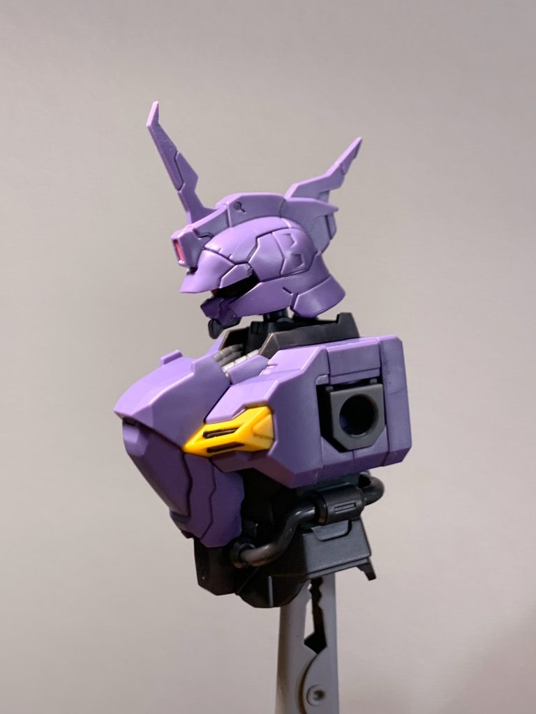 ムーンガンダムのカラバリキットで頭部とファンネルコンテナが新規造形されています。