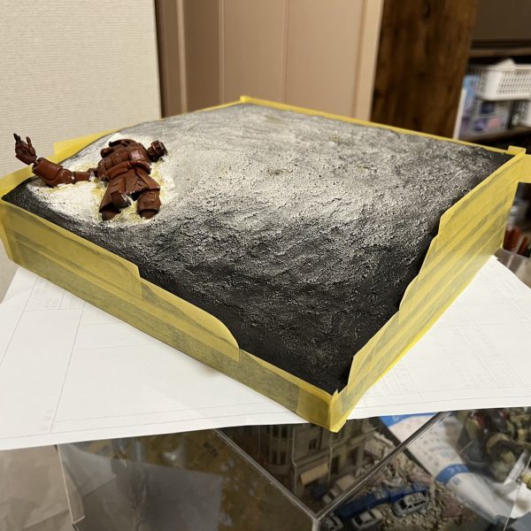 ジオラマの化粧回しが終わり、その上からマスキングテープを貼ったら地面とザクの塗装です。（5枚目）