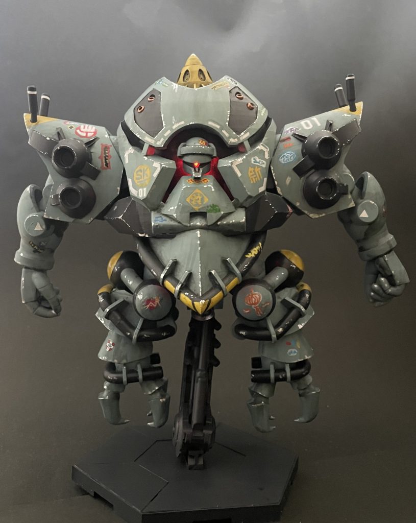 モノアイはミライトで発光。禍々しい雰囲気ですね。