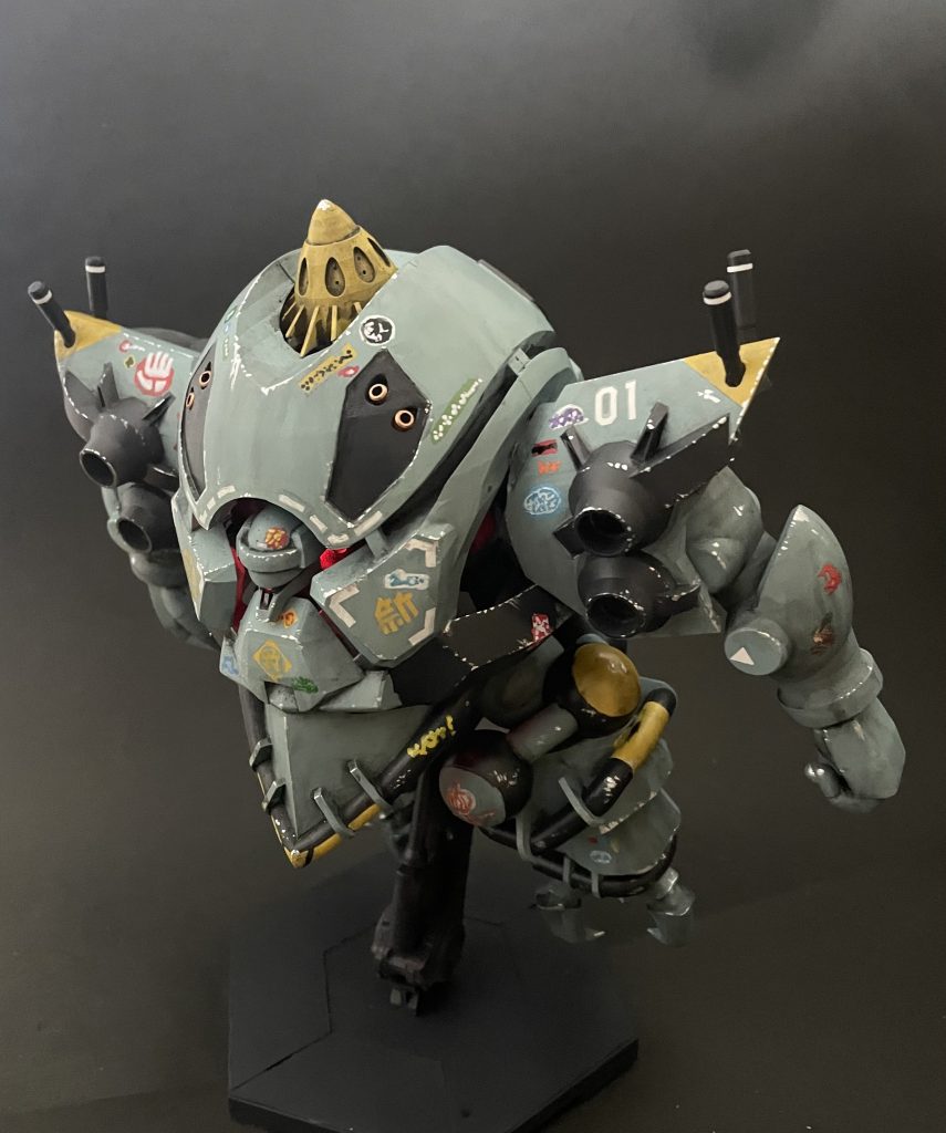 全身のステッカーの様なマーキングは、劇中で視認できる物は極力手描き、また視認できない部分にはガンダムデカールを貼りました。