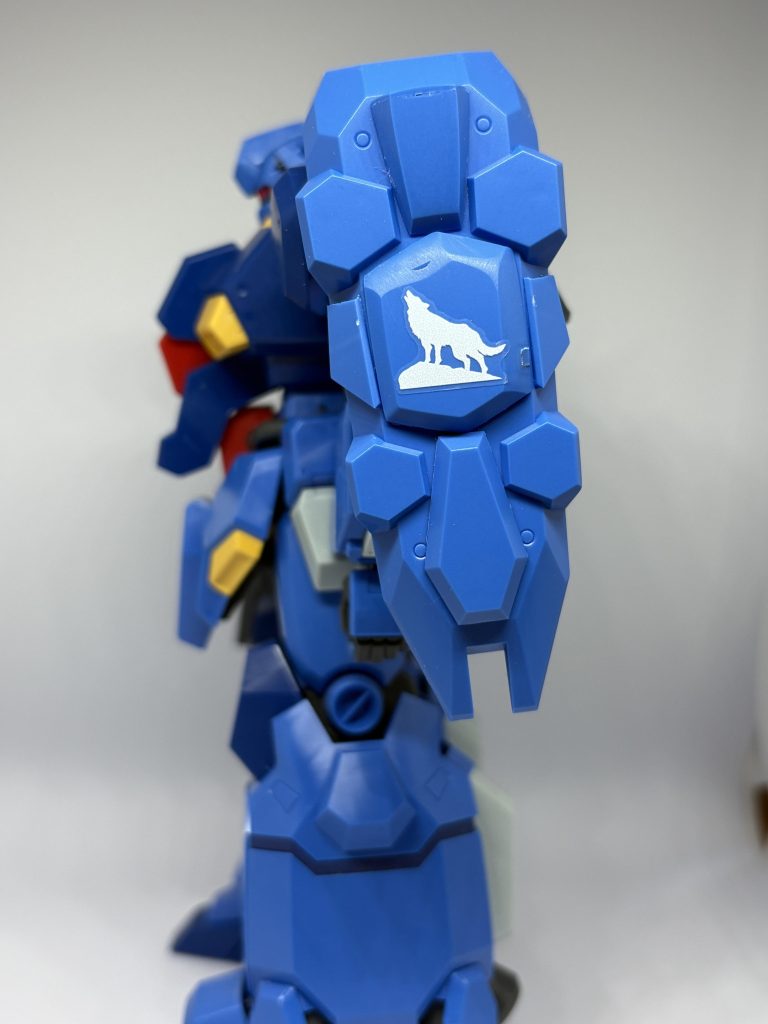 シールドの部分を、余剰パーツを加工して接着しています。手持ち武器は、ジェガンD型護衛隊仕様のマシンガンを持たせてあります。デカールは、レジンアート用の物を使用しました。