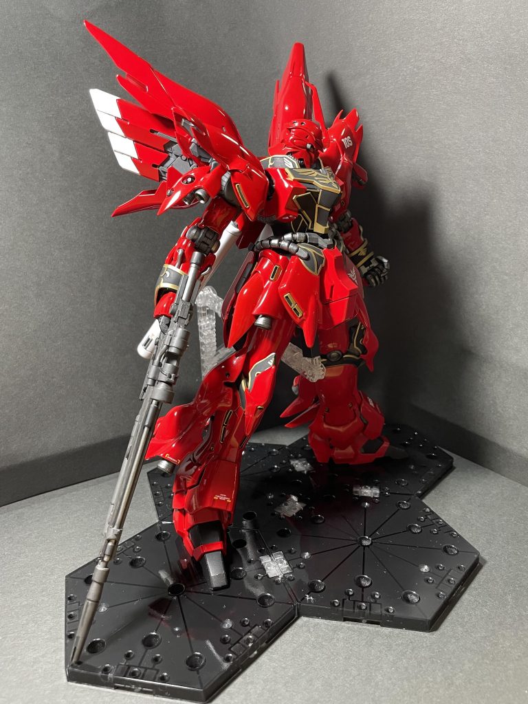 赤の塗装は缶スプレーの重ね塗りで、艶アリ黒→オレンジ→イタリアンレッド→クリアーレッド→デカールを貼り、クリアーを吹いて研ぎ出し、となっています。 当時はエアブラシを持っていませんでした・・