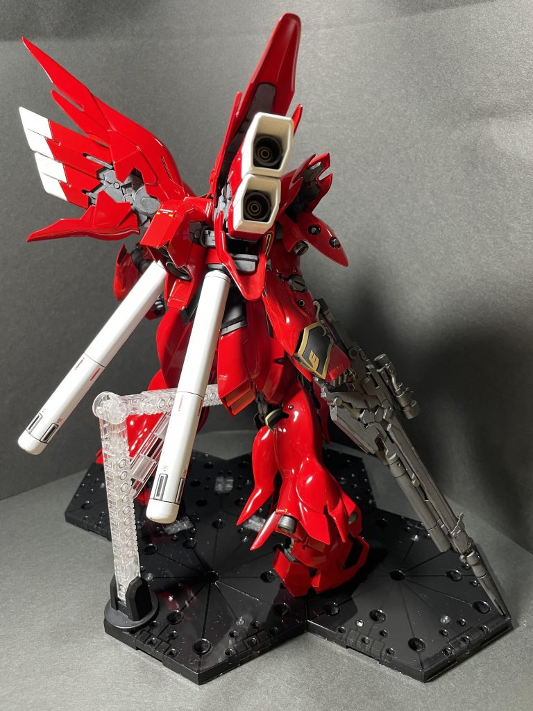 目立たないけれど、全てのスラスター内部をプラパイプを使って作り込んでます。 ベースは、バンダイの汎用のクリアーベースの裏側にスモーク(黒色だったかな・・?😅)を吹き、表側をコンパウンドで磨いたものです。