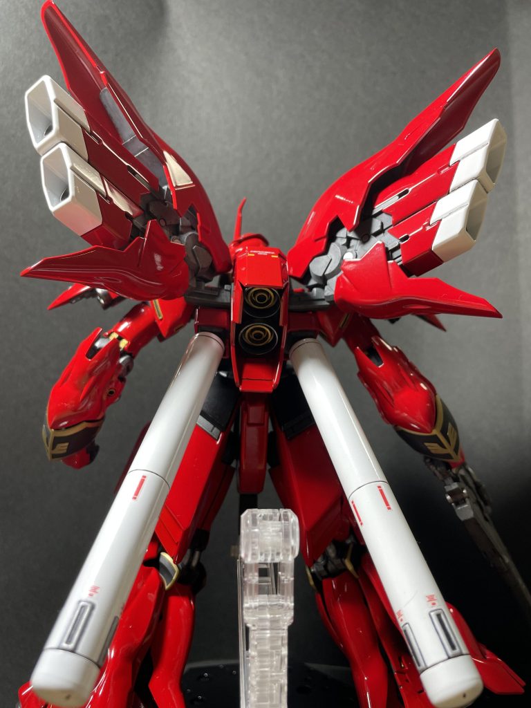 プロペラントタンクは、シルバー→ホワイトの重ね塗りです。 シルバーを下地にすると、金属感が出るような気がします。