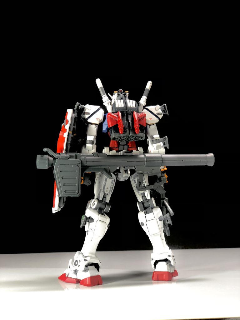 背面はこちら胴体にゲルググを使用したので本来ゲルググが武器を装着出来る為のダボ穴を利用してバズーカ保持パーツをスクラッチしてます