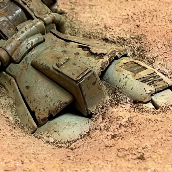 良い感じに朽ちてくれました。ジオラマ作ってて楽しいと思える瞬間ですね。ここまでのダメージ表現はジオラマを前提にしないと作品としてはなかなか成り立たないと思います。ダメージ痕の加工や表現にもこだわってみましたが如何ですか?「バラトン湖の戦い」っていう戦場写真集を持ってまして、ただただ「ソ連に撃破されたドイツ軍戦車」の写真が累々と掲載されているといった内容なんですが😅戦車のダメージ痕やクラッシュ姿が非常に参考になります。太もも辺りはドアンザクを参考にしてますけどね…😅さて、いよいよ次は巻き上がる砂煙の制作です。あとラクダも…😭(2枚目)