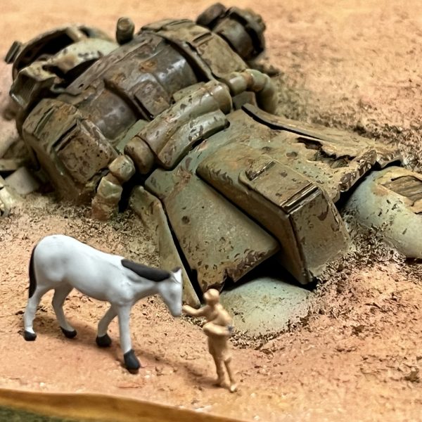 良い感じに朽ちてくれました。ジオラマ作ってて楽しいと思える瞬間ですね。ここまでのダメージ表現はジオラマを前提にしないと作品としてはなかなか成り立たないと思います。ダメージ痕の加工や表現にもこだわってみましたが如何ですか?「バラトン湖の戦い」っていう戦場写真集を持ってまして、ただただ「ソ連に撃破されたドイツ軍戦車」の写真が累々と掲載されているといった内容なんですが😅戦車のダメージ痕やクラッシュ姿が非常に参考になります。太もも辺りはドアンザクを参考にしてますけどね…😅さて、いよいよ次は巻き上がる砂煙の制作です。あとラクダも…😭(4枚目)