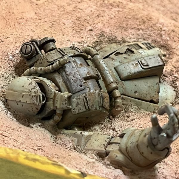 良い感じに朽ちてくれました。ジオラマ作ってて楽しいと思える瞬間ですね。ここまでのダメージ表現はジオラマを前提にしないと作品としてはなかなか成り立たないと思います。ダメージ痕の加工や表現にもこだわってみましたが如何ですか?「バラトン湖の戦い」っていう戦場写真集を持ってまして、ただただ「ソ連に撃破されたドイツ軍戦車」の写真が累々と掲載されているといった内容なんですが😅戦車のダメージ痕やクラッシュ姿が非常に参考になります。太もも辺りはドアンザクを参考にしてますけどね…😅さて、いよいよ次は巻き上がる砂煙の制作です。あとラクダも…😭(5枚目)