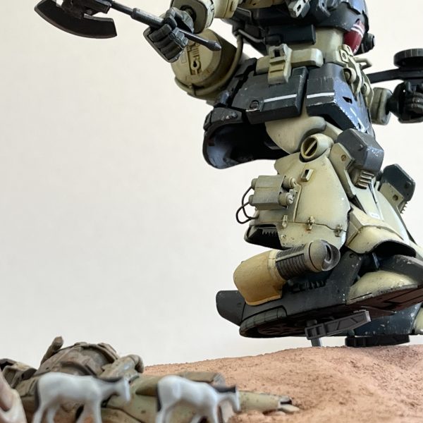 地面の色を手直ししてザクの周りと馴染ませました。フィギュアはサイズ感や臨場感を出すには、やはり良いアクセントです。ここはやはりくどいですがラクダですね。煽り気味のアングルが一番カッコいいのですがスカートの裏が見えてしまうのでバーニアを取り付けた方が良さそうです。（7枚目）