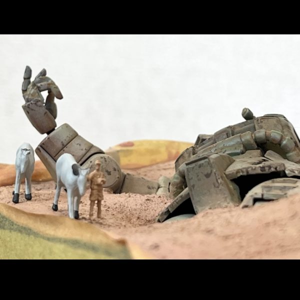 地面の色を手直ししてザクの周りと馴染ませました。フィギュアはサイズ感や臨場感を出すには、やはり良いアクセントです。ここはやはりくどいですがラクダですね。煽り気味のアングルが一番カッコいいのですがスカートの裏が見えてしまうのでバーニアを取り付けた方が良さそうです。（2枚目）