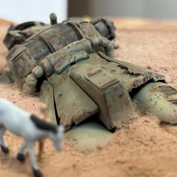 地面の色を手直ししてザクの周りと馴染ませました。フィギュアはサイズ感や臨場感を出すには、やはり良いアクセントです。ここはやはりくどいですがラクダですね。煽り気味のアングルが一番カッコいいのですがスカートの裏が見えてしまうのでバーニアを取り付けた方が良さそうです。（5枚目）