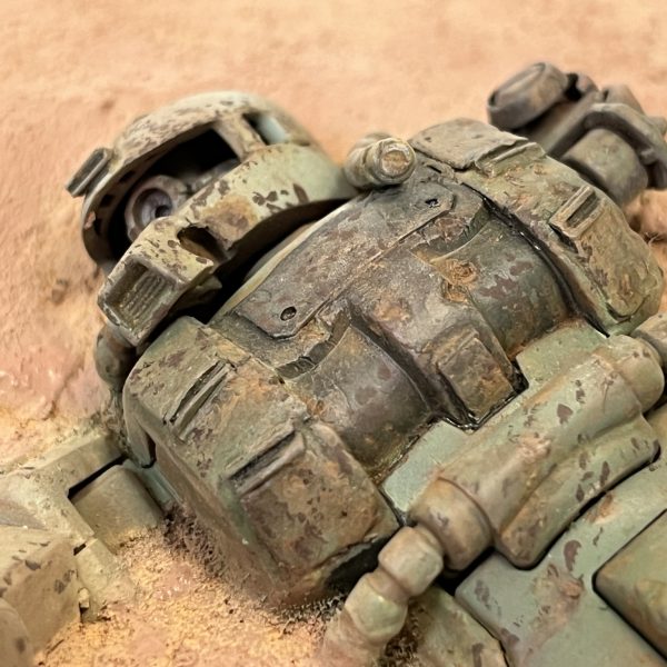 地面の色を手直ししてザクの周りと馴染ませました。フィギュアはサイズ感や臨場感を出すには、やはり良いアクセントです。ここはやはりくどいですがラクダですね。煽り気味のアングルが一番カッコいいのですがスカートの裏が見えてしまうのでバーニアを取り付けた方が良さそうです。（4枚目）