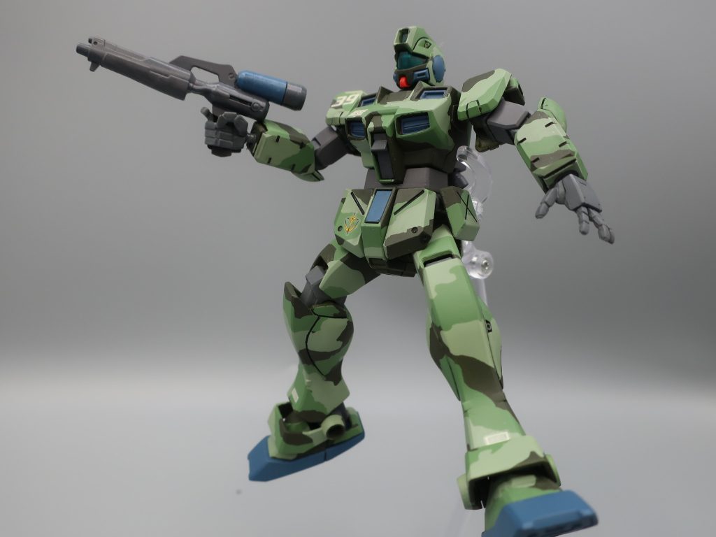 駐車場に車を停めると 先に車を降りて、店内を見た友人が「おい 茶髪の兄ちゃんがラーメン作っとるぞ どーする?」と言ってきました。 ・・・私も車を降り店内を見ると ヤンキー兄ちゃんが厨房で鍋をかき混ぜていました。 ・・・すこし考えます。ヤンキー兄ちゃんが作るラーメン・・・おいしいのかわかりません。しかしそこは冒険です。 そして何より今の私は ヤンキー兄ちゃんなど怖くないという事を証明するため 「ここでラーメン食べよう」 と言いました。